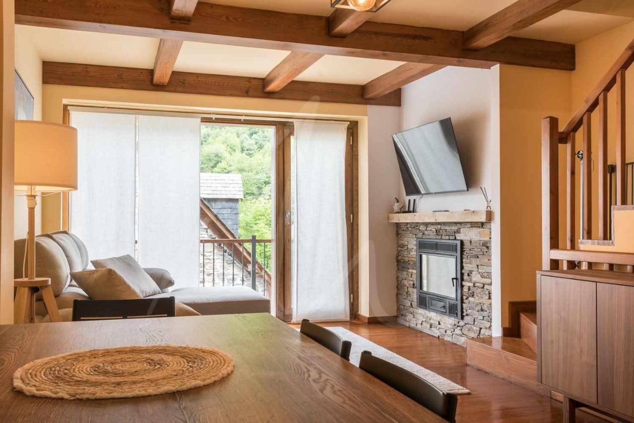 Casa Artiga De Lin By Seamount Rentals Les Bordes Zewnętrze zdjęcie