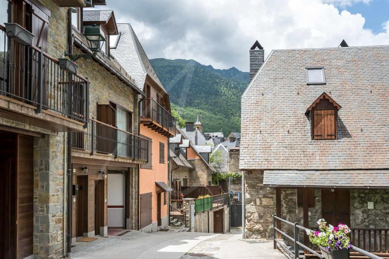 Casa Artiga De Lin By Seamount Rentals Les Bordes Zewnętrze zdjęcie