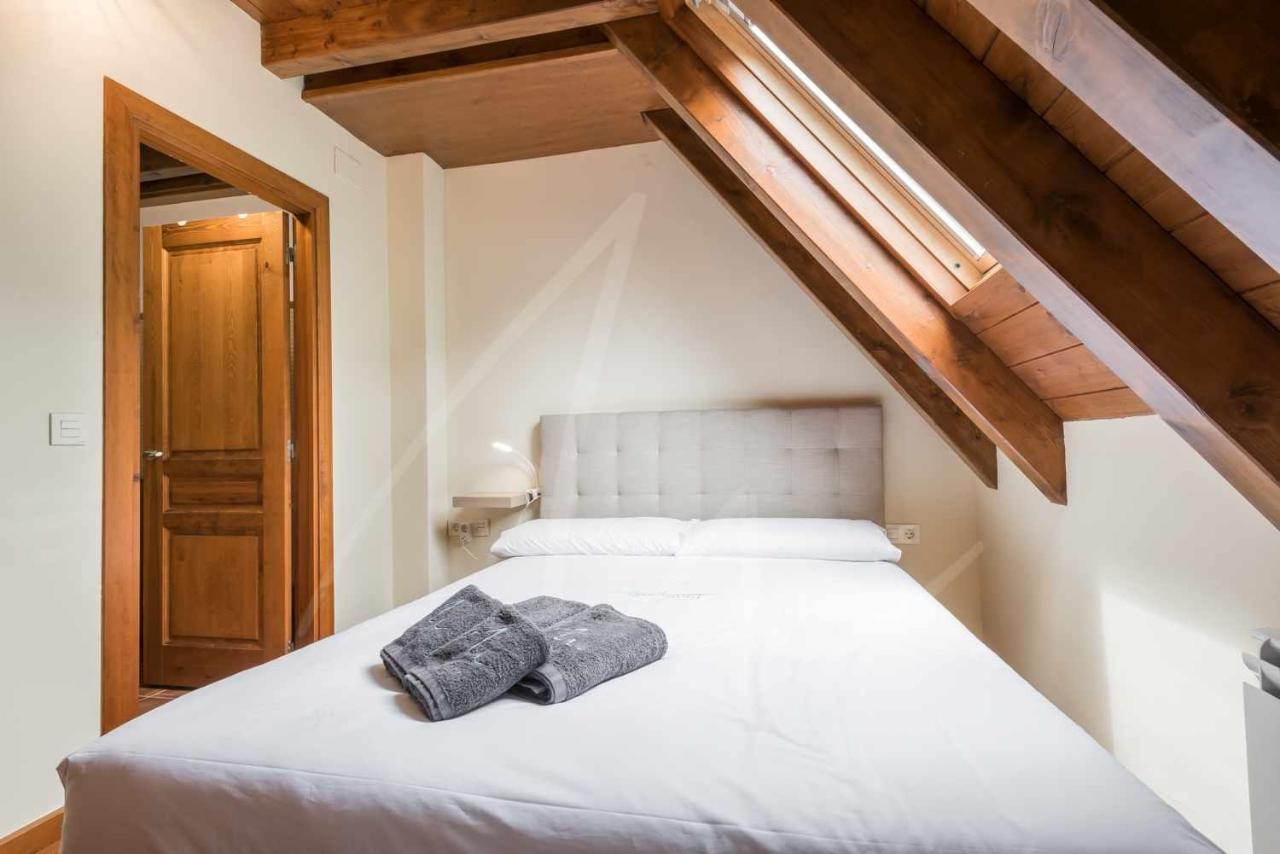 Casa Artiga De Lin By Seamount Rentals Les Bordes Zewnętrze zdjęcie